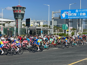 參賽選手經港珠澳大橋經澳口岸，進入澳門路段。（鄭月明攝）