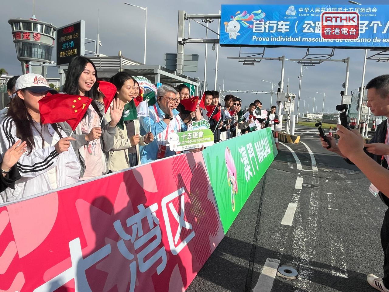 志願者啦啦隊及其他工作人員一早已經到場打氣。（鄭月明攝）