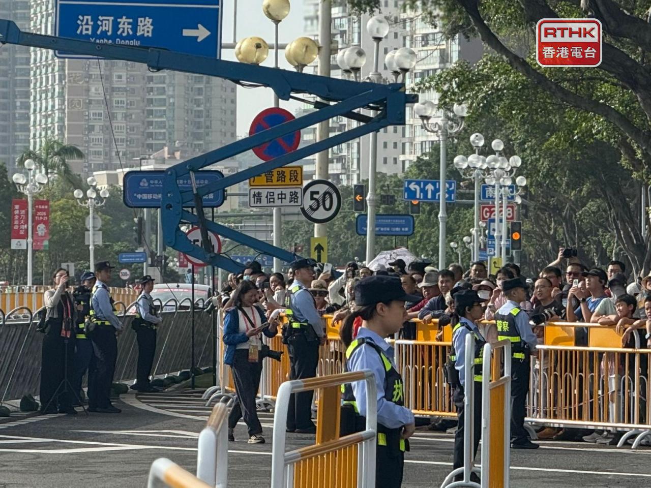 在起點珠海博物館外，大批民眾夾道觀賞起步儀式。（盧紫菁攝）