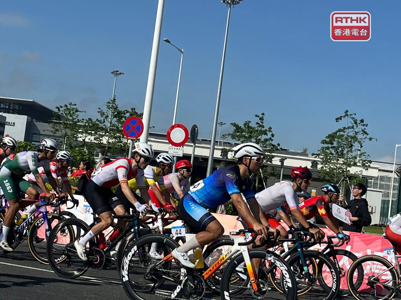 有志願者表示，當單車手經過一刻的歡呼和熱情令自己忘我沉浸。（鄭月明攝）