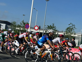 有志願者表示，當單車手經過一刻的歡呼和熱情令自己忘我沉浸。（鄭月明攝）