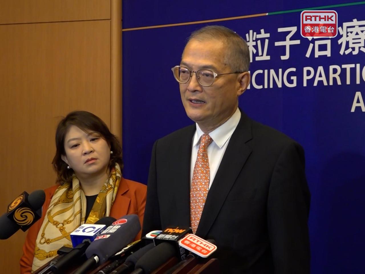 盧寵茂（右）說，殮房收費是醫療改革下行政收費檢討的一部分，醫務衞生局一直知悉相關內容。（蕭詠宜攝）