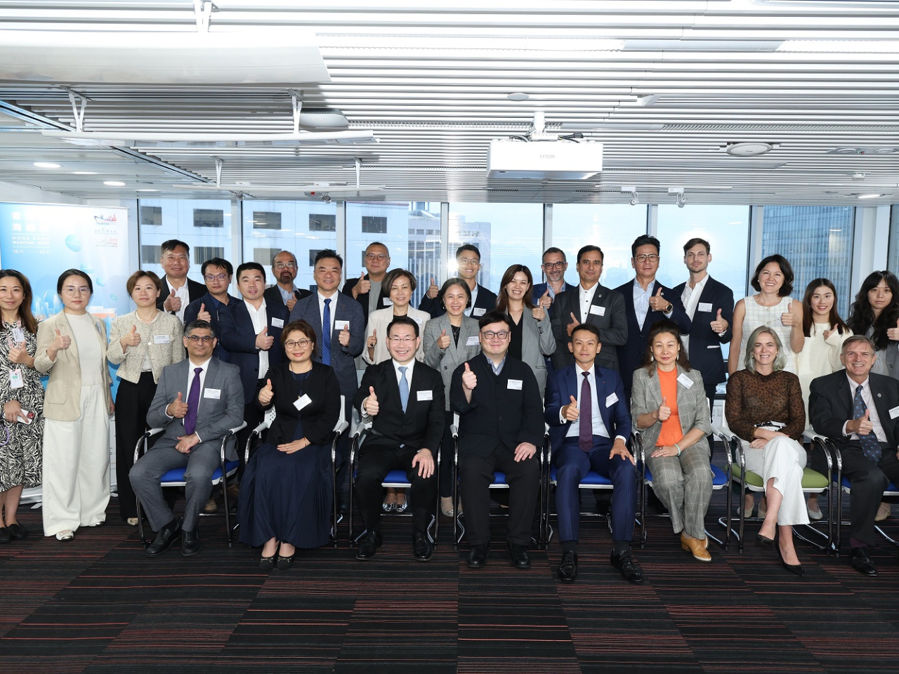 「香港海運週2025」活動主辦機構代表互相交流分享精彩活動焦點。（陳美寶社交網頁）