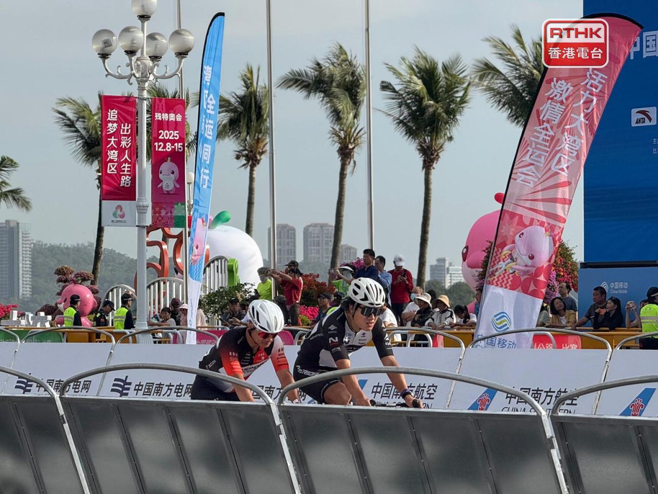 自行車公路賽的男子個人賽決賽早上舉行，是十五運會唯一一項橫跨粵港澳三地的比賽項目。（盧紫菁攝）