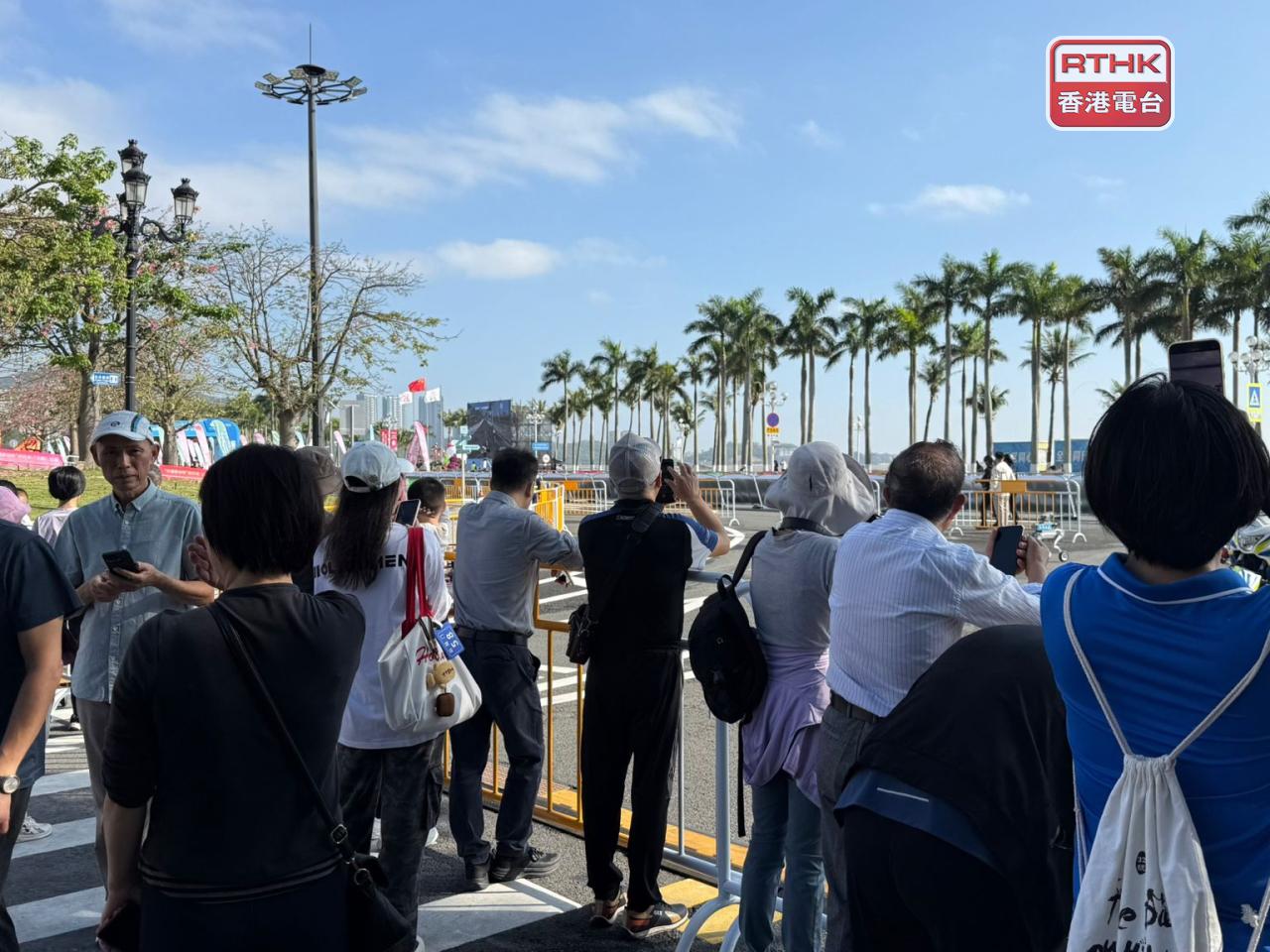 賽事吸引大批民眾夾道觀賞。（盧紫菁攝）