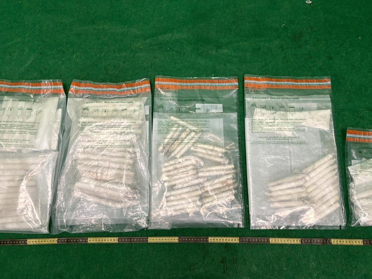 海關在機場偵破一宗空運販運毒品的案件，檢獲約4公斤懷疑可卡因。（政府新聞處）