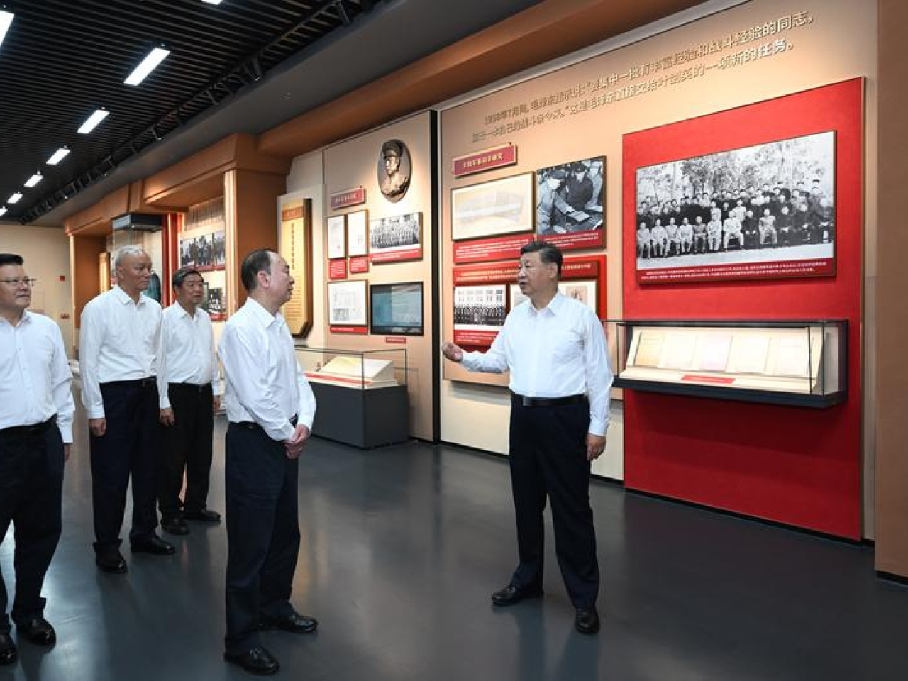 習近平昨日在梅州市梅縣區雁洋鎮參觀葉劍英紀念園，了解當地弘揚革命文化等情況。(新華社)