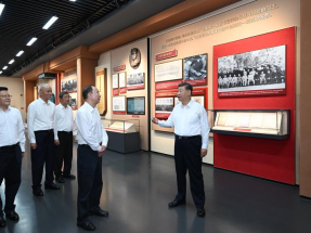 習近平昨日在梅州市梅縣區雁洋鎮參觀葉劍英紀念園，了解當地弘揚革命文化等情況。(新華社)