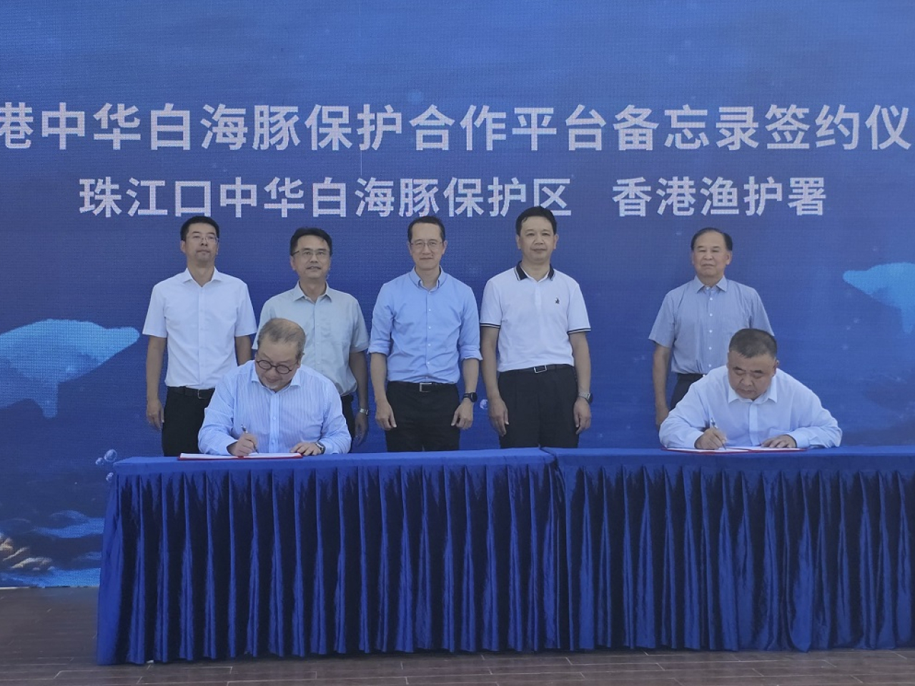 漁護署助理署長朱振華與廣東珠江口中華白海豚國家級自然保護區管理局局長張朝明，今日在珠海簽署合作備忘錄。（政府新聞處）