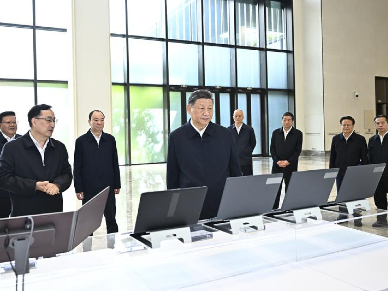 習近平在廣州察看廣東科技創新和產業創新融合發展成果展示。(新華社)