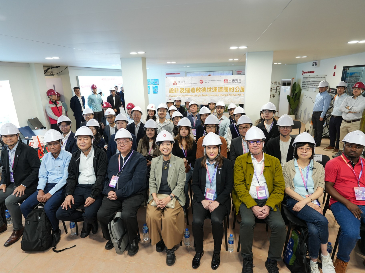 何永賢（中）說，與會者立體全面了解香港的房屋建設及建築技術發展。（何永賢社交網頁圖片）