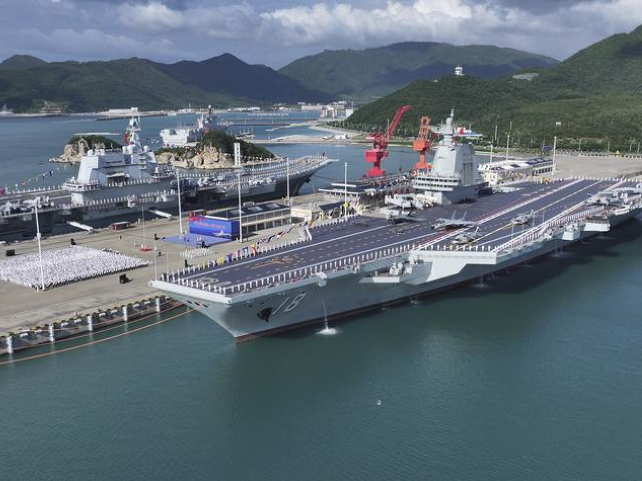 福建艦日前在三亞一個軍港入列。（新華社資料圖片）