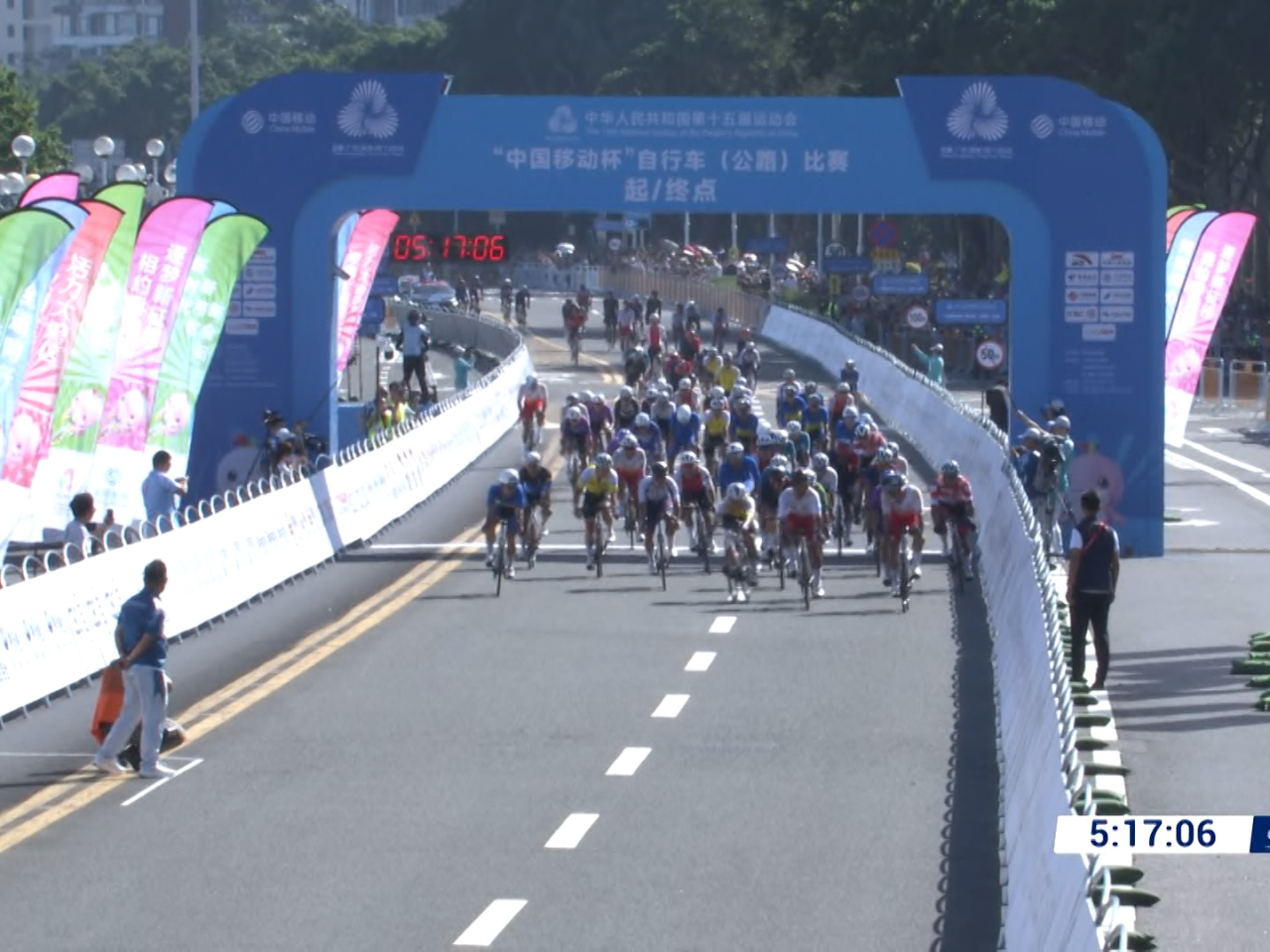 賽道跨越粵港澳三地的十五運會自行車公路賽男子個人賽，今早在珠海起步，經過澳門及香港後，駛回珠海衝線。金牌由來自山東的劉志城奪得。