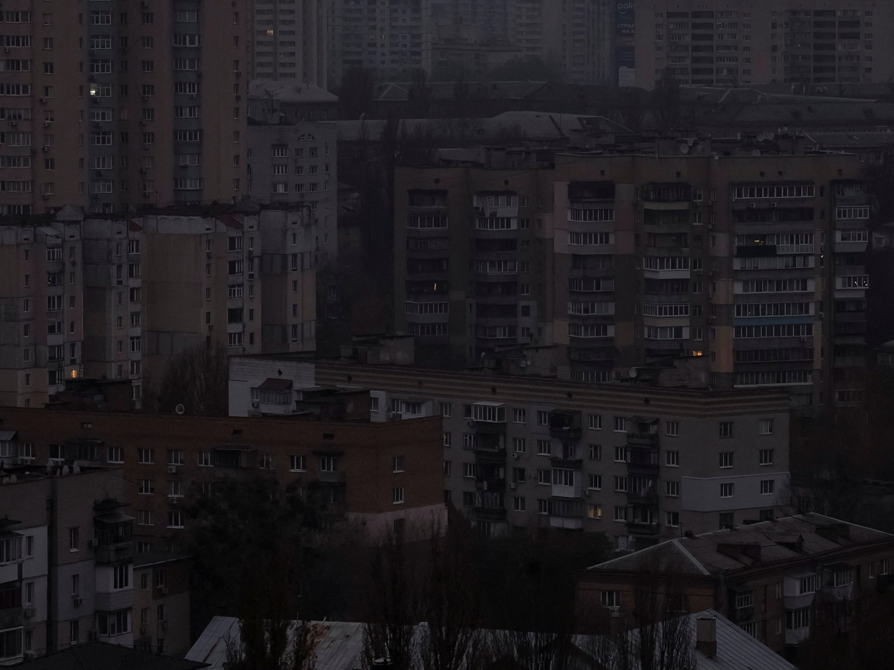 烏克蘭的發電廠遇襲。圖為停電的社區。（路透社）