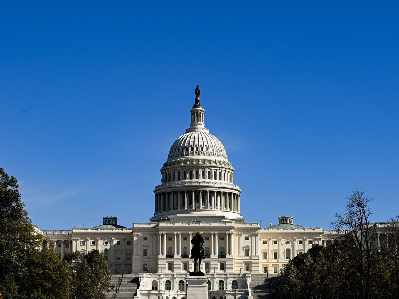 美國兩黨議員嘗試推進結束停擺談判的進展有限。（路透社資料圖片）