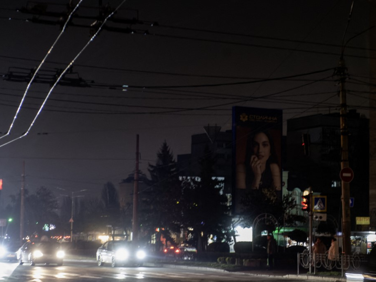 Dark streets and residential buildings are present during a major blackout in Kyiv following Russian strikes on Ukraine's energy infrastructure. Photo: AFP