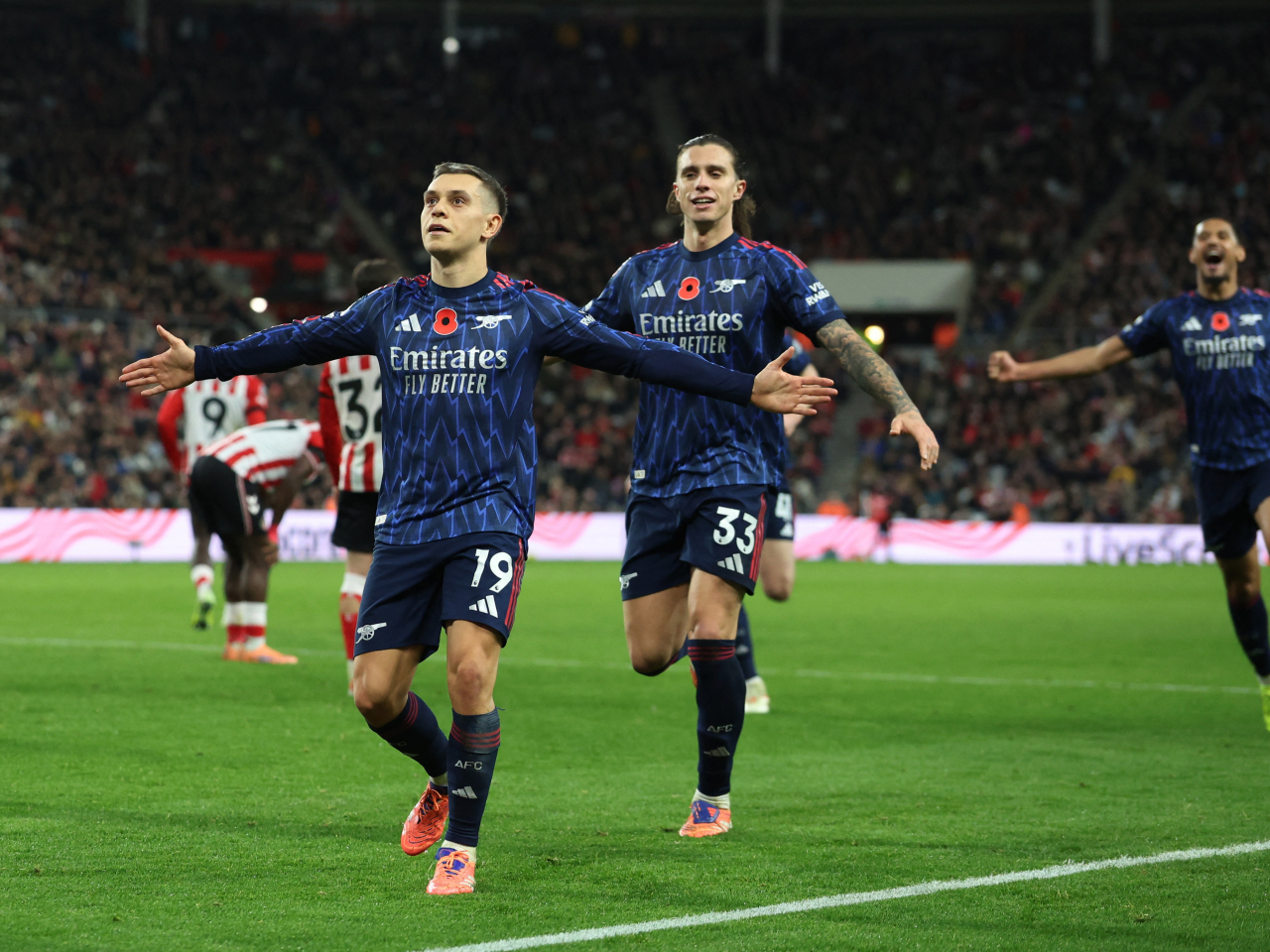 阿仙奴的托沙在入球後慶祝。（路透社）