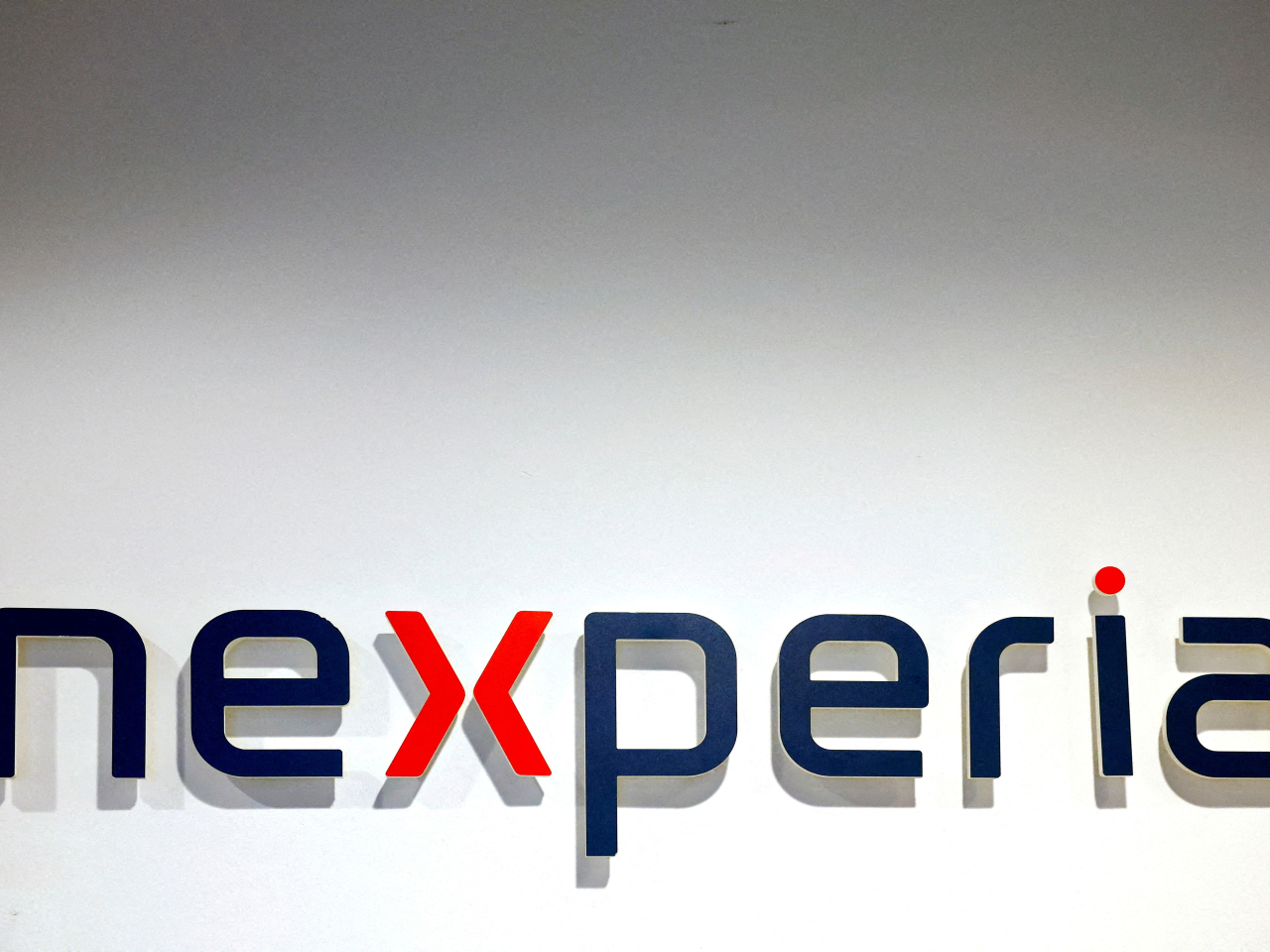 荷蘭首相施霍夫稱，中方同意恢復讓內地安世半導體工廠交付晶片產品。(路透社資料圖片)