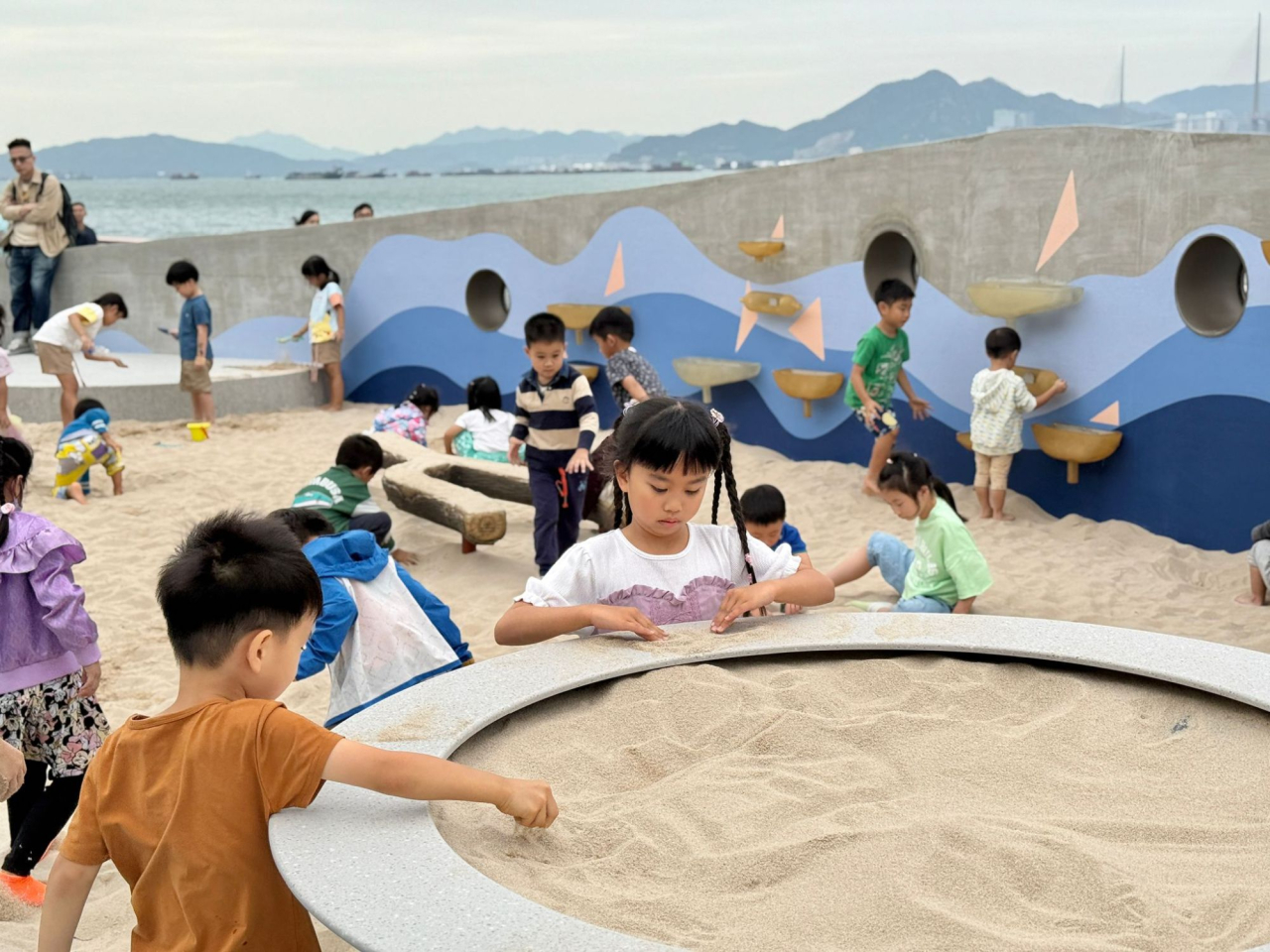 維港海濱首次出現嬉水嬉沙區。（發展局網誌）