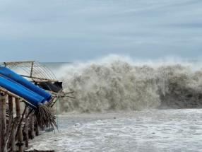 超強颱風鳳凰逼近菲律賓，海面翻起巨浪。(路透社)