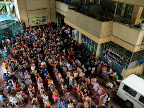 超強颱風鳳凰逼近菲律賓，在馬尼拉，部分民眾到疏散中心排隊登記。（路透社）