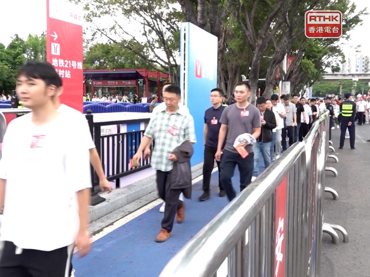 陸續有民眾入場等候開幕式。（陳韋丞攝）