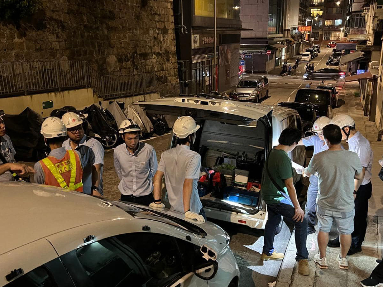 當局指，西灣河利基大廈昨日傍晚起停水停電，至今日下午已陸續恢復電力等。（民政事務總署）