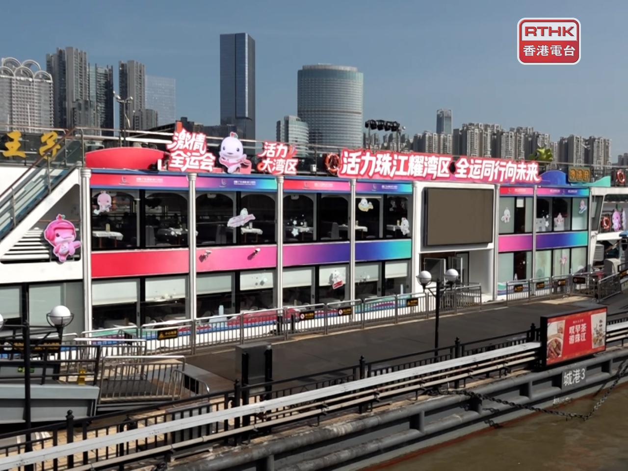 廣州市面遍佈宣傳海報及吉祥物的造型裝置。（陳韋丞攝）