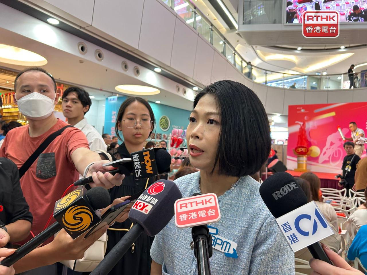 商場負責人表示，安排了啦啦隊表演、劍擊示範等活動。（林漢山攝）