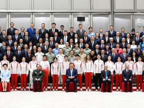 習近平在廣州親切接見全國群眾體育先進單位等代表，並同大家合影留念。(新華社)