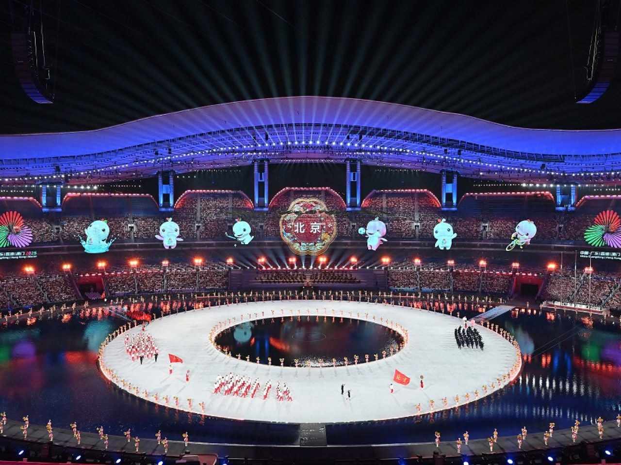 現場升會旗、奏會歌，運動員、教練員和裁判員代表宣誓，並有文體展演環節。（新華社）