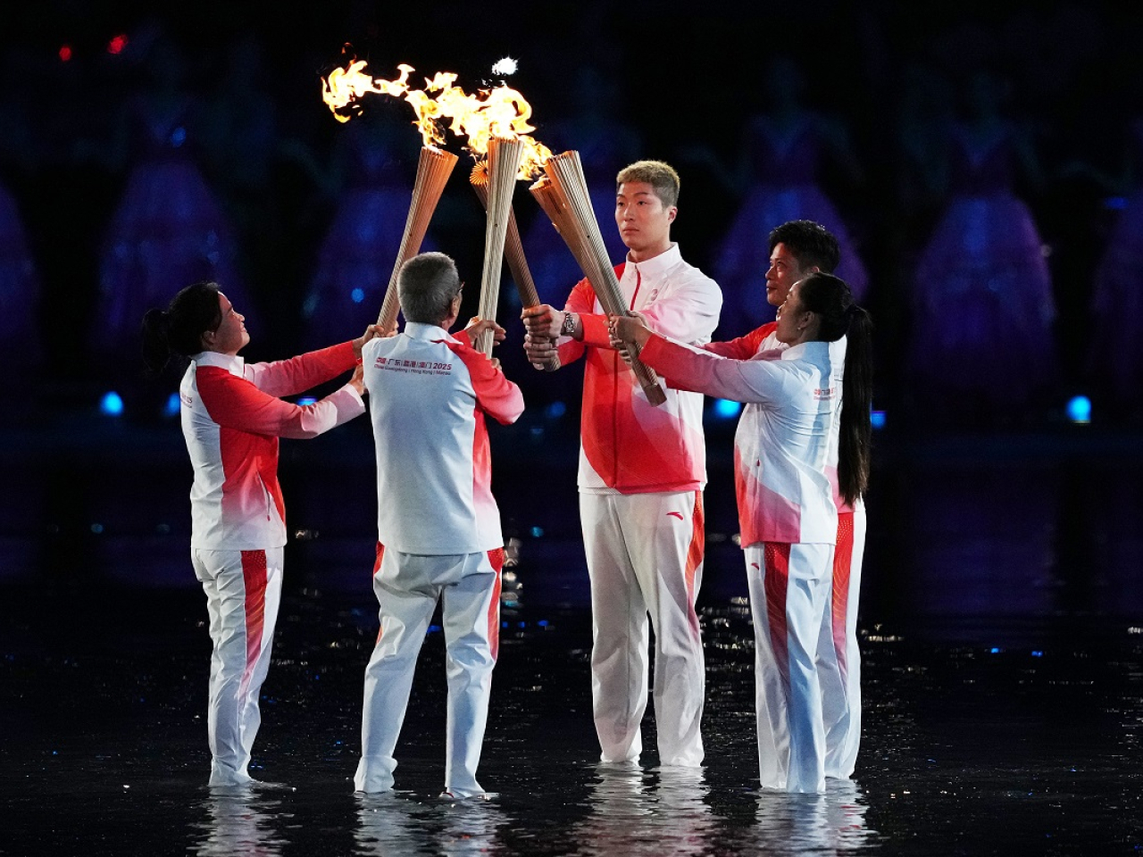 張家朗共同點燃主火炬。（新華社）