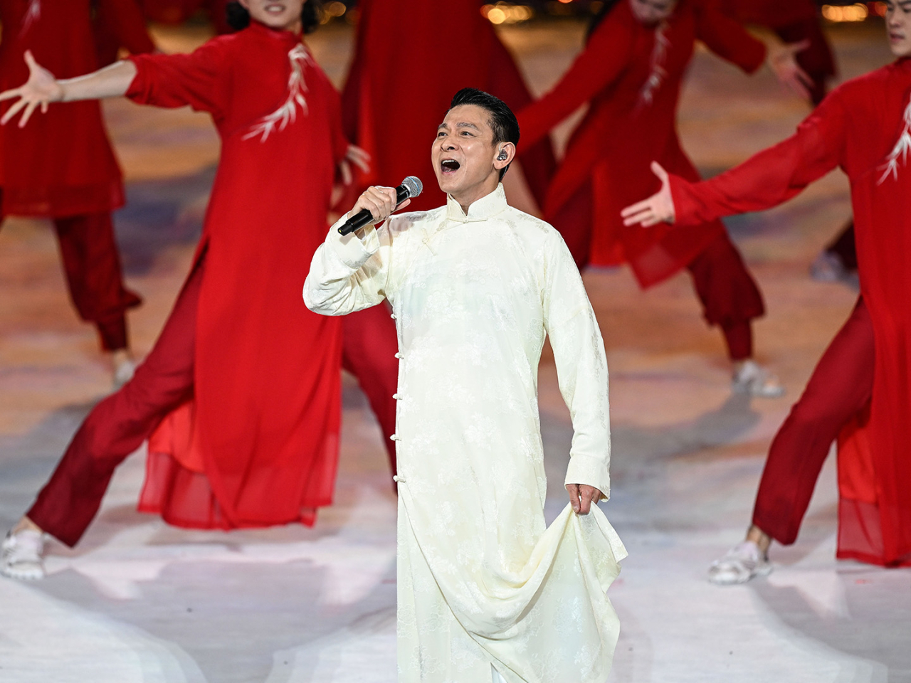 壓軸嘉賓劉德華帶領全場高歌其代表作《中國人》。（新華社）