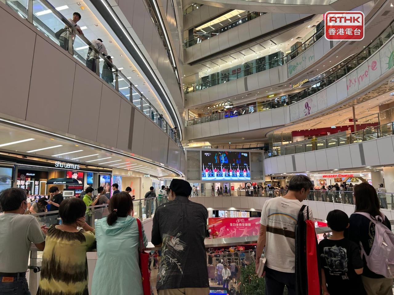在觀塘一個商場，有市民說一起看直播，氣氛很好。（林漢山攝）
