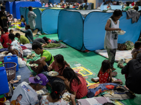 菲律賓約110萬人被轉移。圖為臨時收容中心。（路透社）