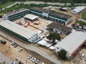 近年厄瓜多爾頻繁發生監獄暴力事件。圖為今年9月爆發幫派衝突、位於埃斯梅拉達斯的監獄。（法新社資料圖片）