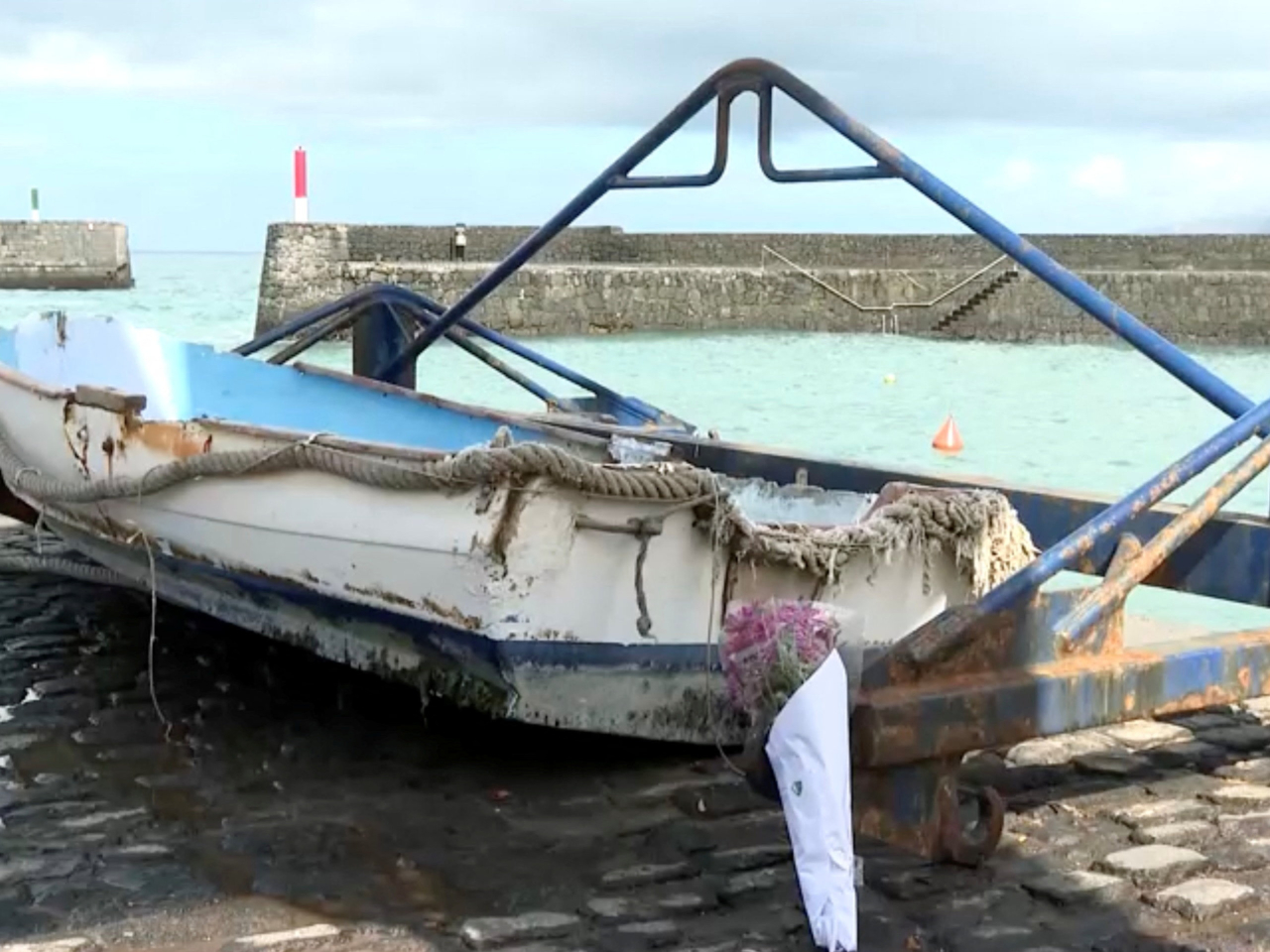 有小艇被湧浪沖至損毀。(路透社)