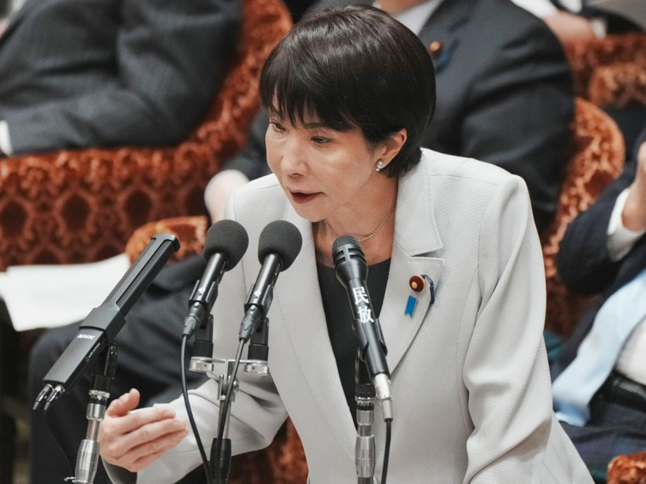 高市早苗在今日召開的政府新經濟戰略總部小組會議上，說明刺激計劃的框架。（法新社）