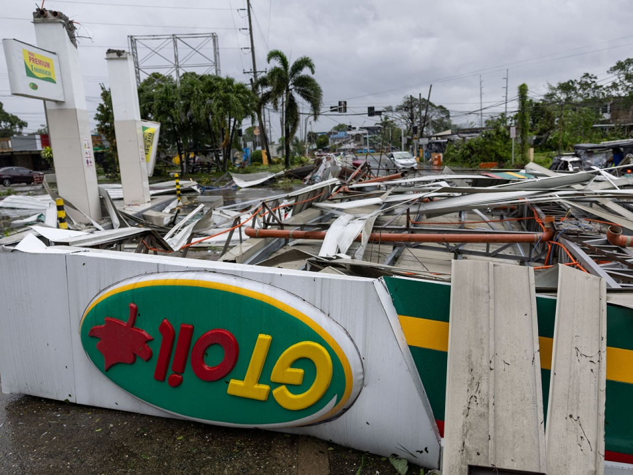 鳳凰登陸菲律律，多處受嚴重破壞。（路透社）