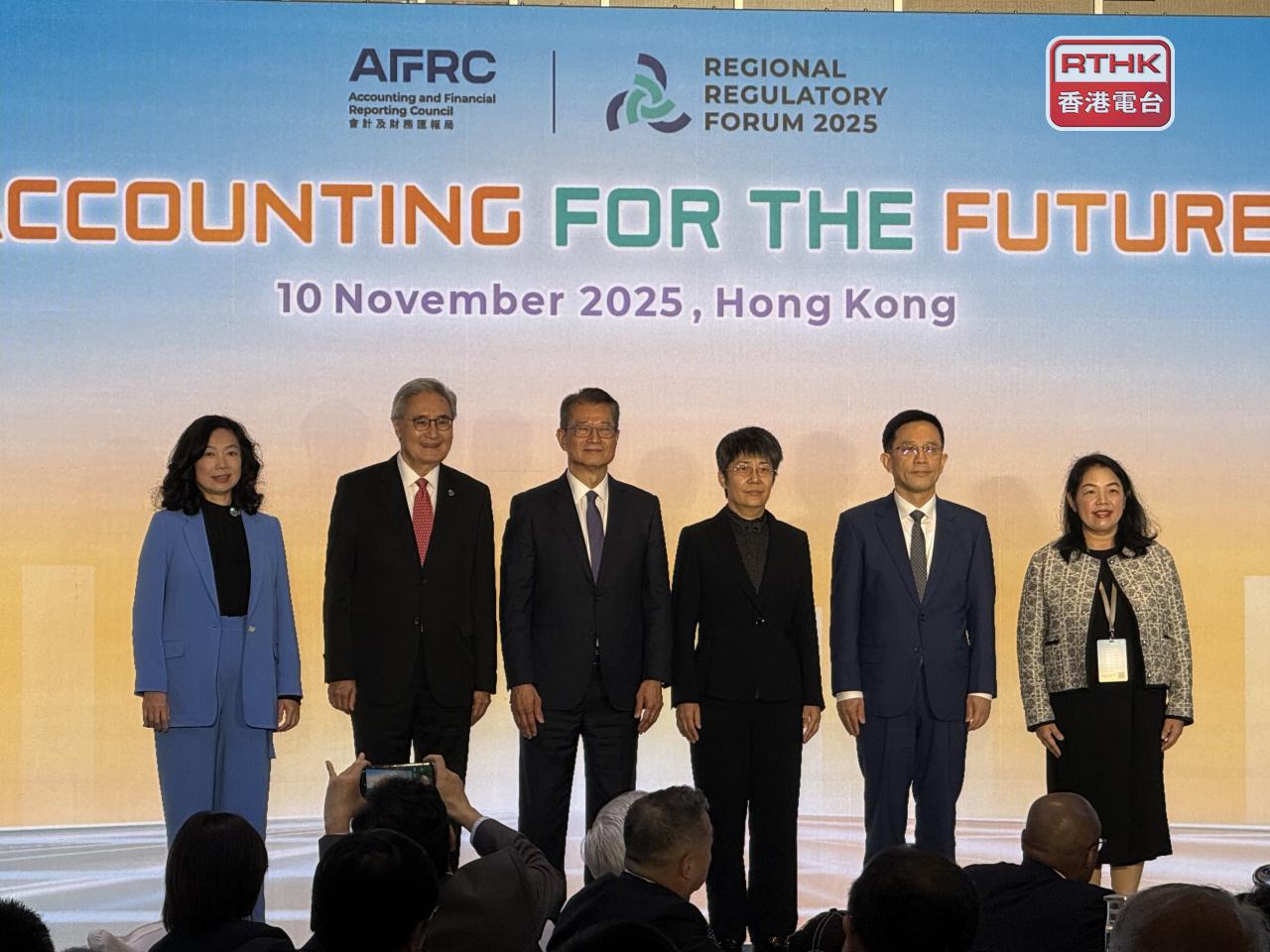 孫德基（左二）指出，會計行業應具創意而負責任地使用AI。（趙嘉駿攝）