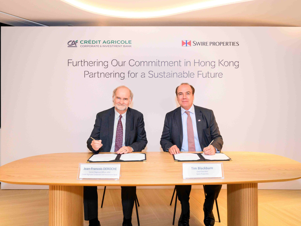 彭國邦（右）及Jean-Francois Deroche（左）就續租簽約。（太古地產圖片）