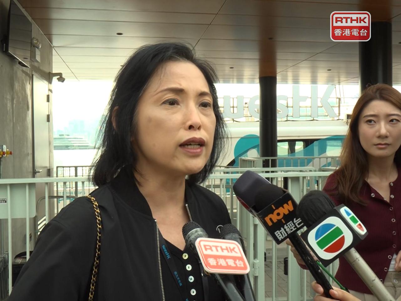 馮程淑儀在試搭航線後表示，開通新航線是為方便來往港島及西九的市民，認為航程只需8分鐘、沿途亦能欣賞風景。（鍾家銘攝）