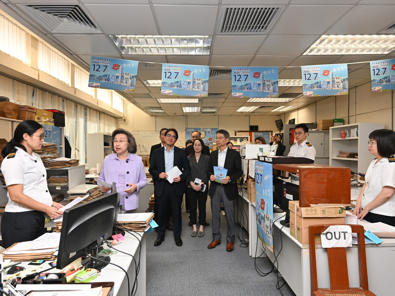 楊何蓓茵率領局內高層人員到駱克道市政大廈，向部門派駐分區辦事處及場地的前線公務員宣傳立法會選舉。（政府新聞處）