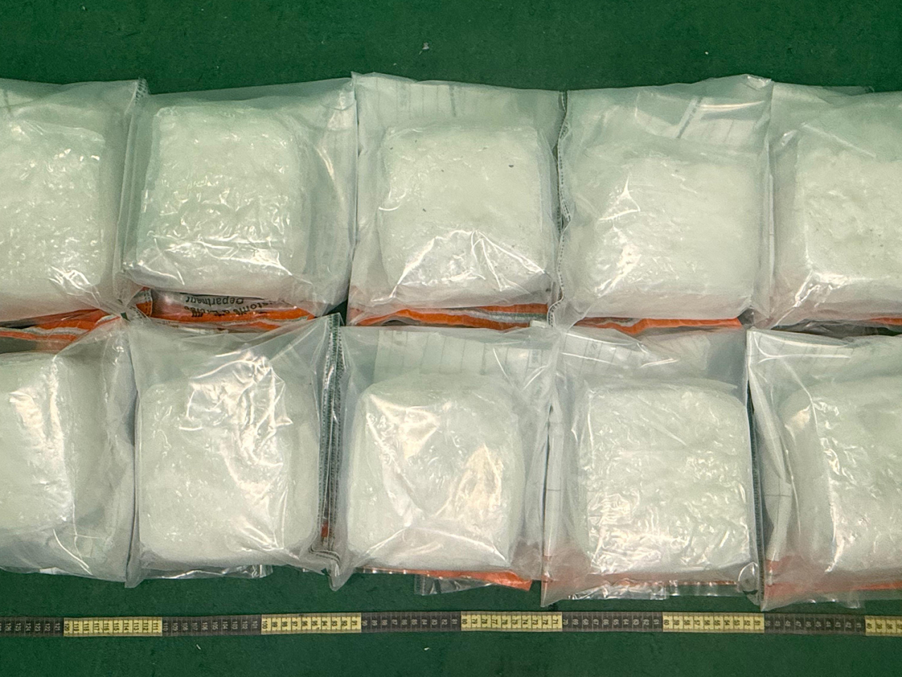 一批從越南抵港報稱載有衣服及主機板的空運貨物，藏有約值540萬元的懷疑冰毒。（政府新聞處）