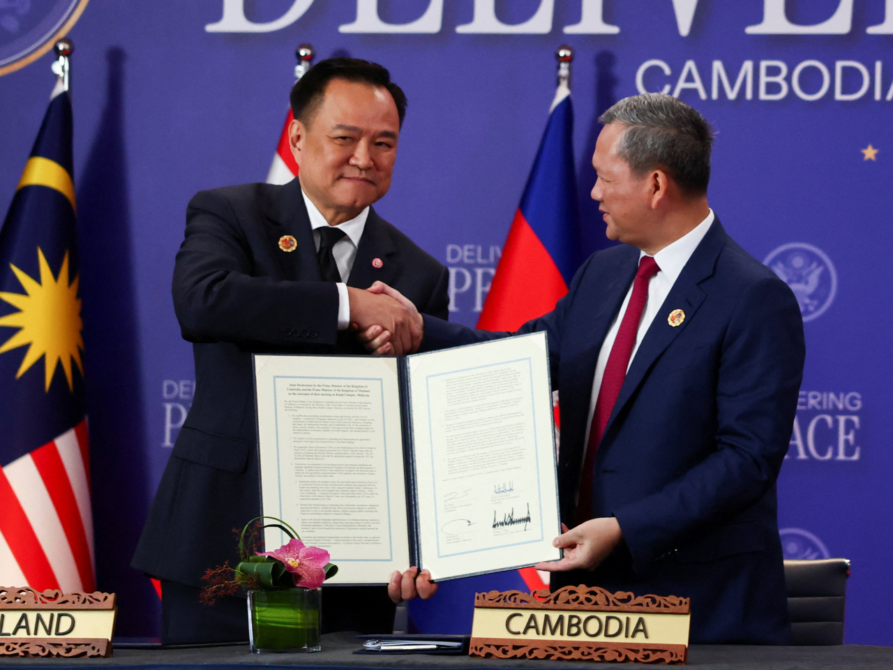 Prime ministers Anutin Charnvirakul of Thailand and Hun Manet of Cambodia shake hands on a ceasefire deal in Kuala Lumpur, Malaysia, late in October. File photo: Reuters