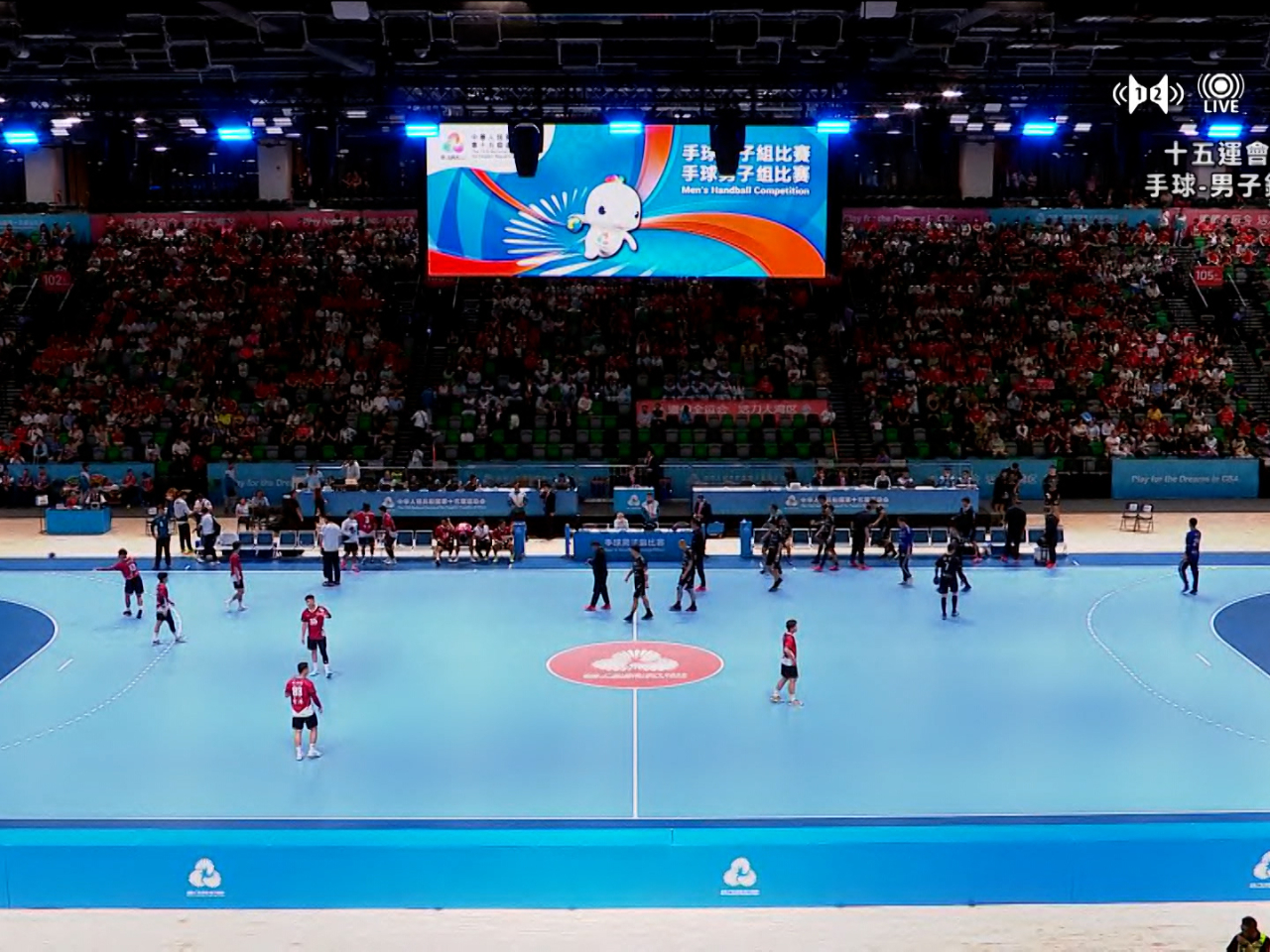 紅衫的香港男子手球隊在啟德體藝館，與北京隊爭奪銅牌。