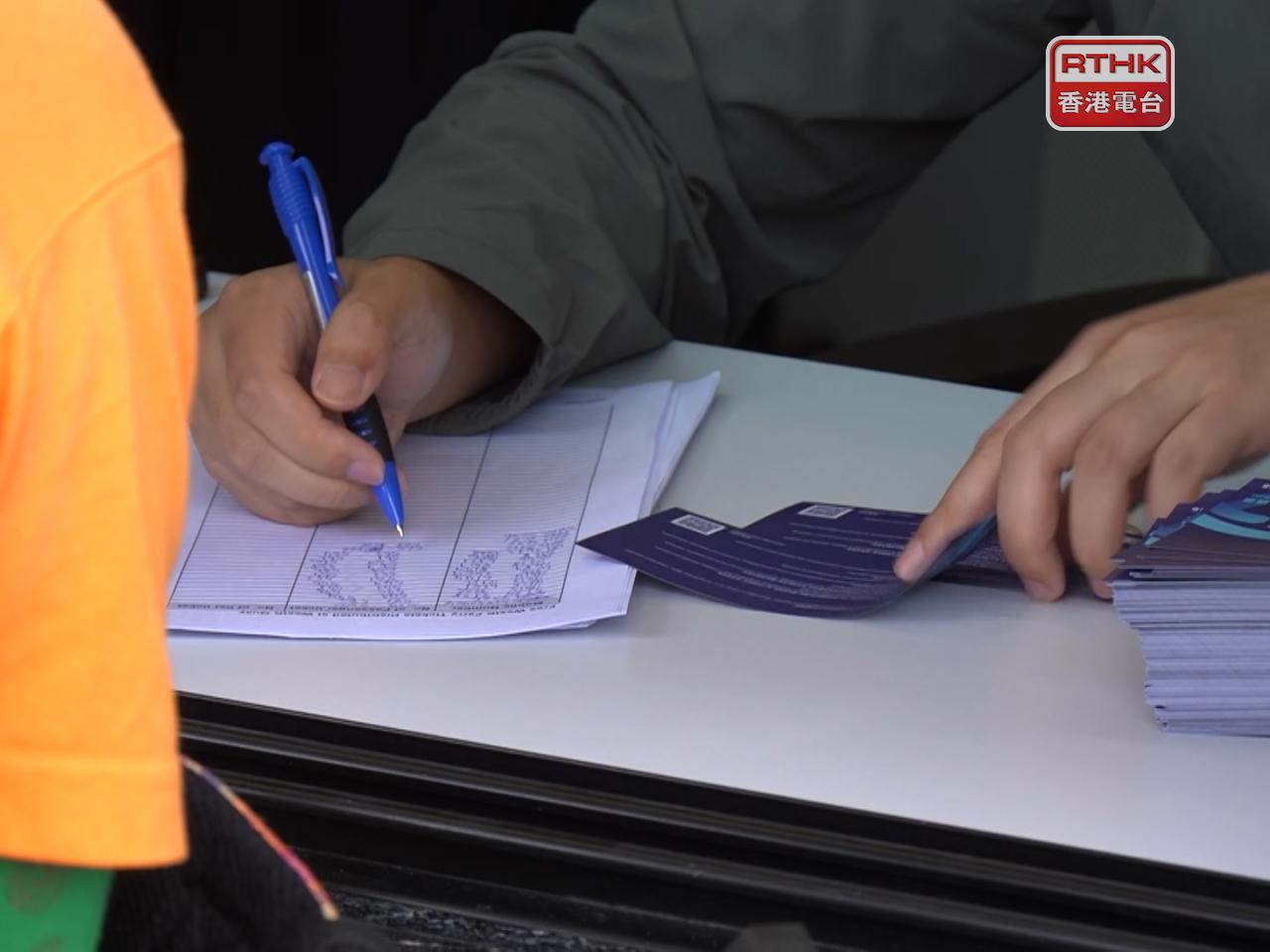 營辦商今日起派發3000張成人以及500張寵物免費單程船票，給市民本周末使用。（鍾家銘攝）