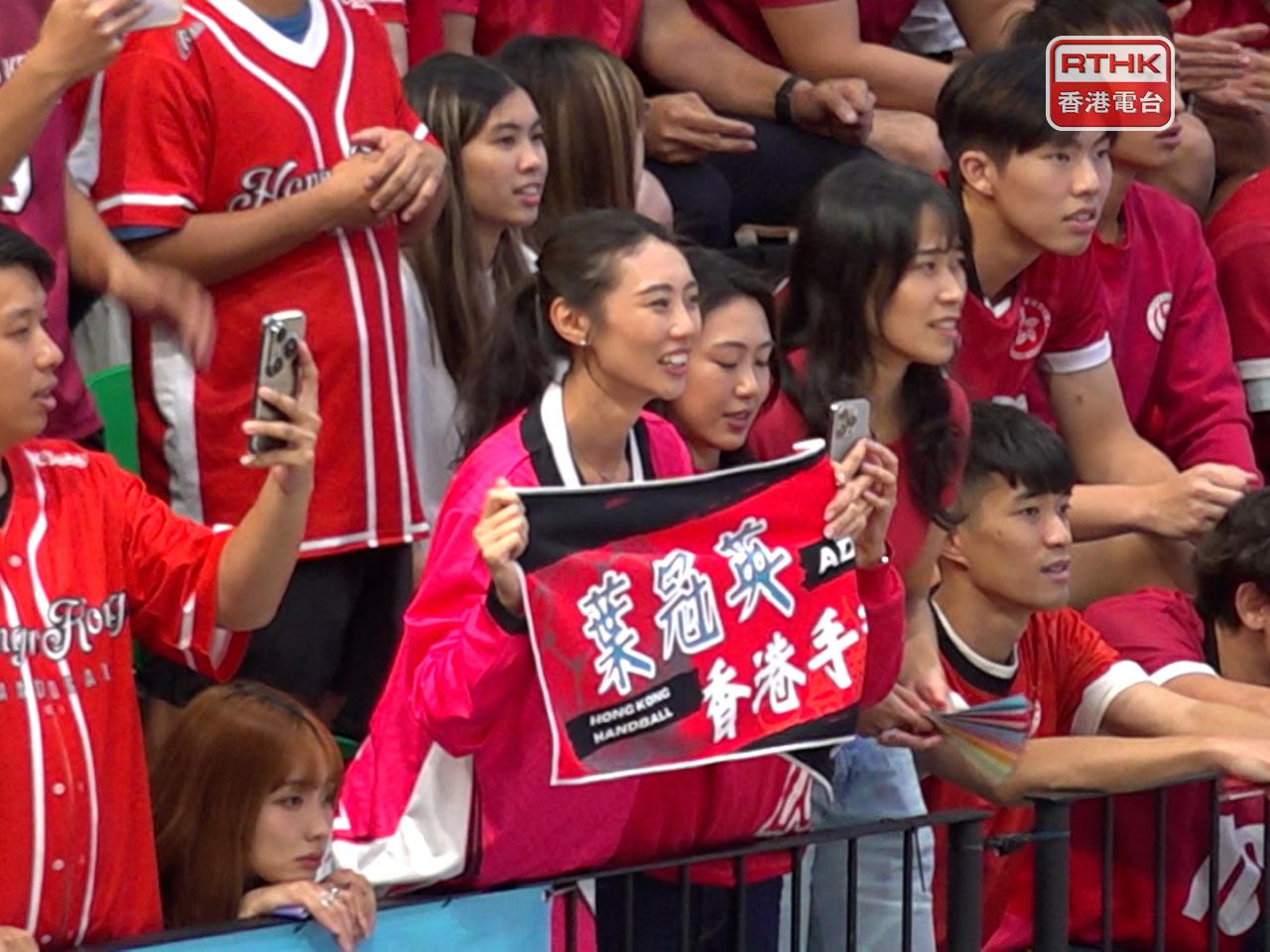 港隊門將葉冠英的太太亦有入場支持，並穿上印有丈夫名字和號碼的球衣打氣。（麥偉康攝）