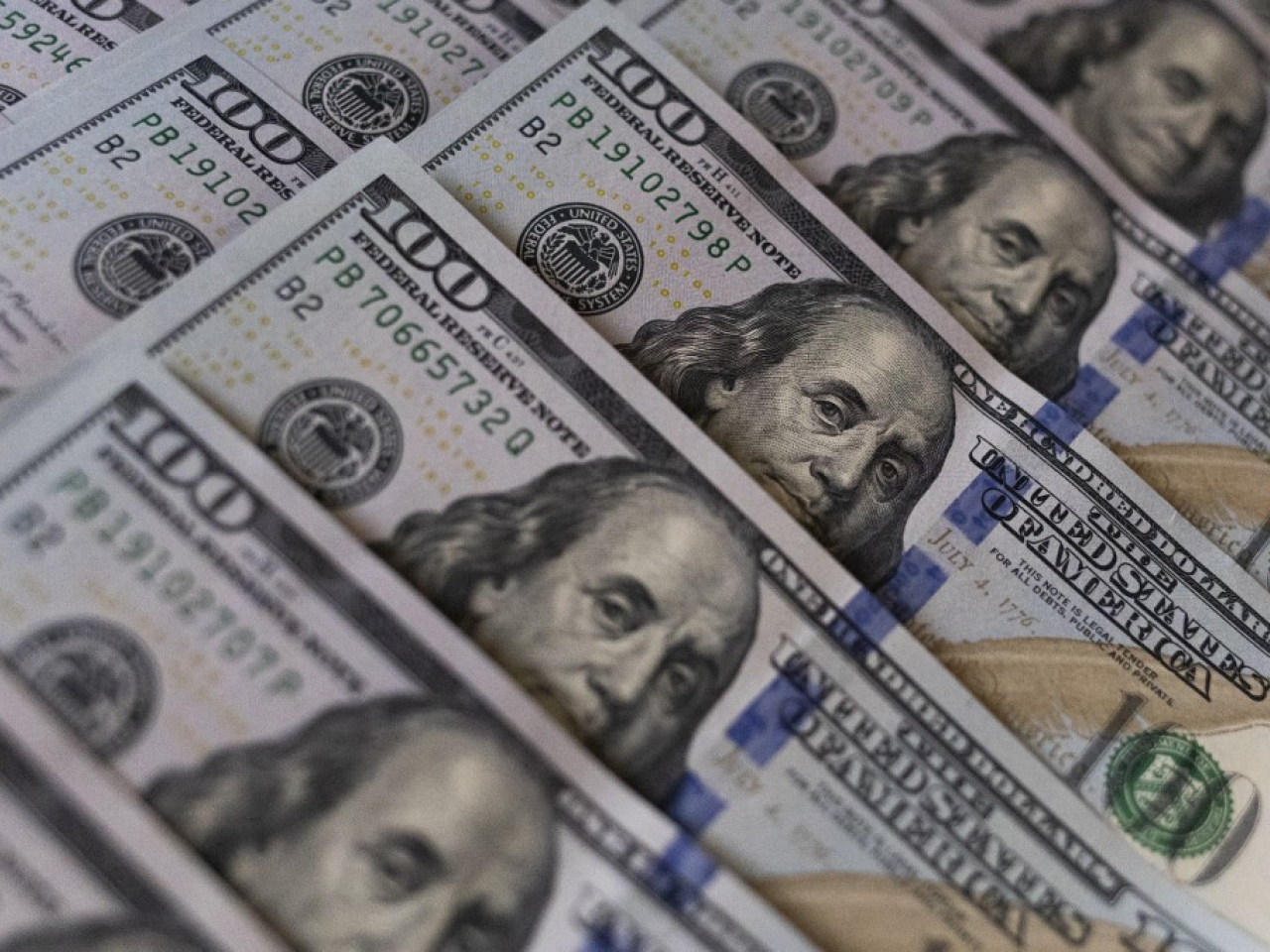 美元兌日圓在尾升約0.4%，報153.98日圓。（法新社資料圖片）
