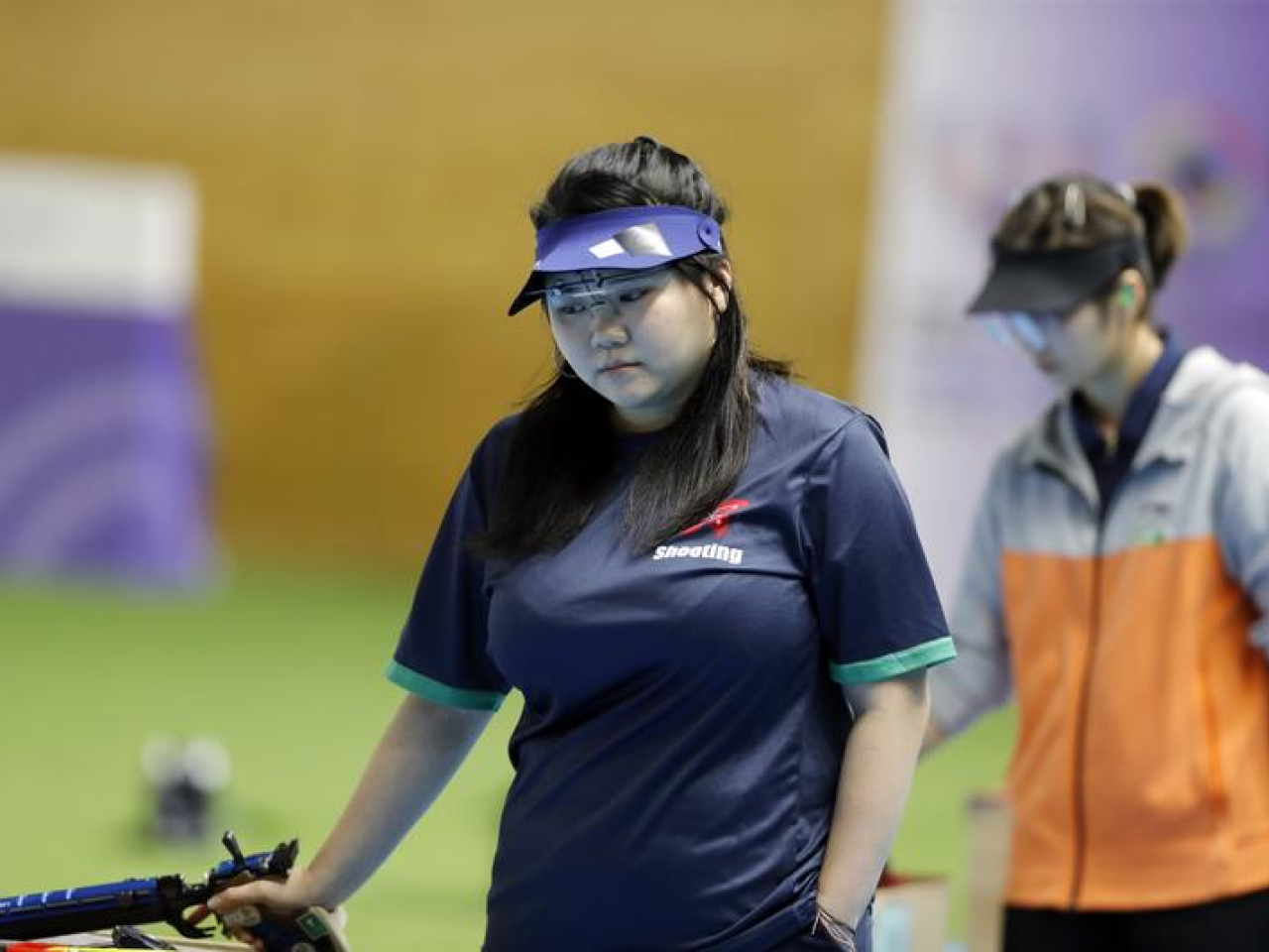 成灝澂（左）以241.2環的總成績獲得銀牌。（新華社）